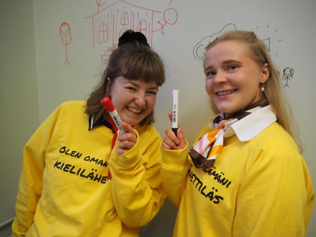 Lina Grönvik (till vänster) och Kreetta Kiviniemi (till höger) står framför en vägg de ritat på.
